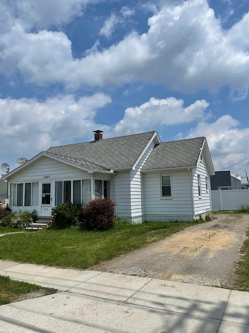 1207 Goffe St photo 1
