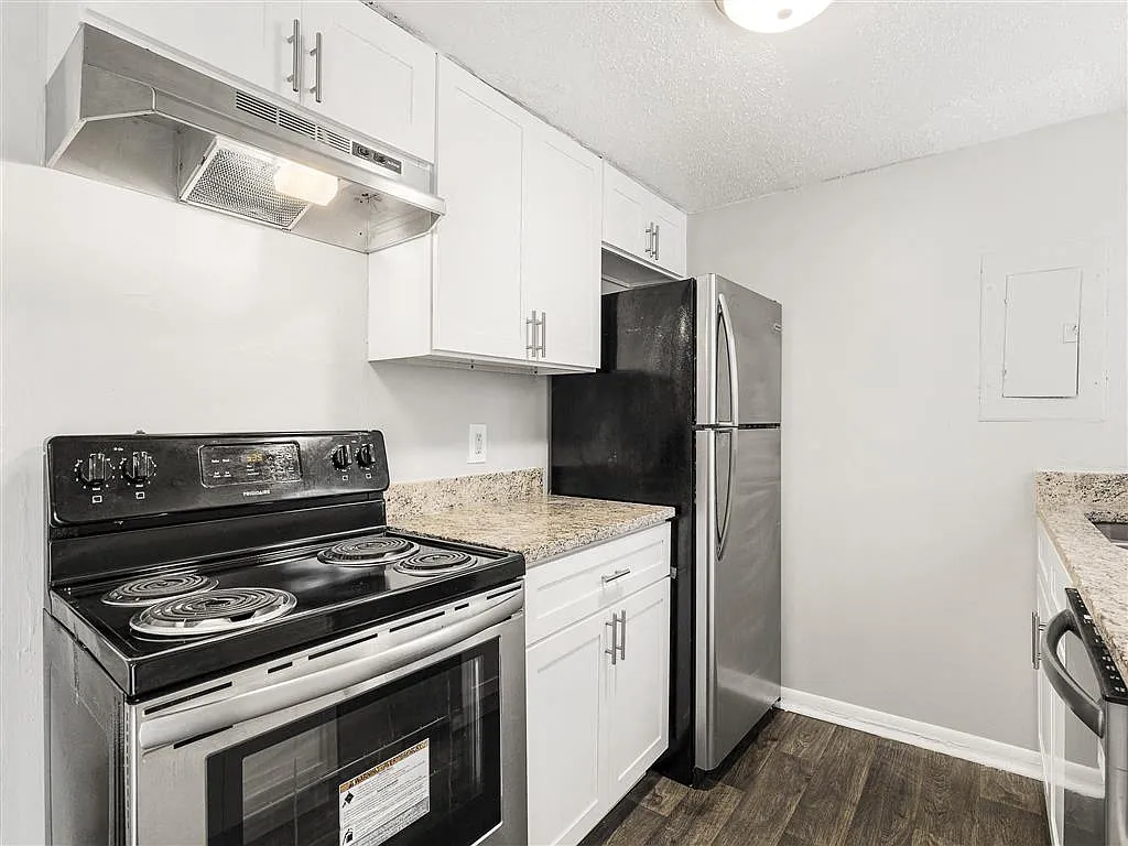 Building Photo - Pinewood Townhomes