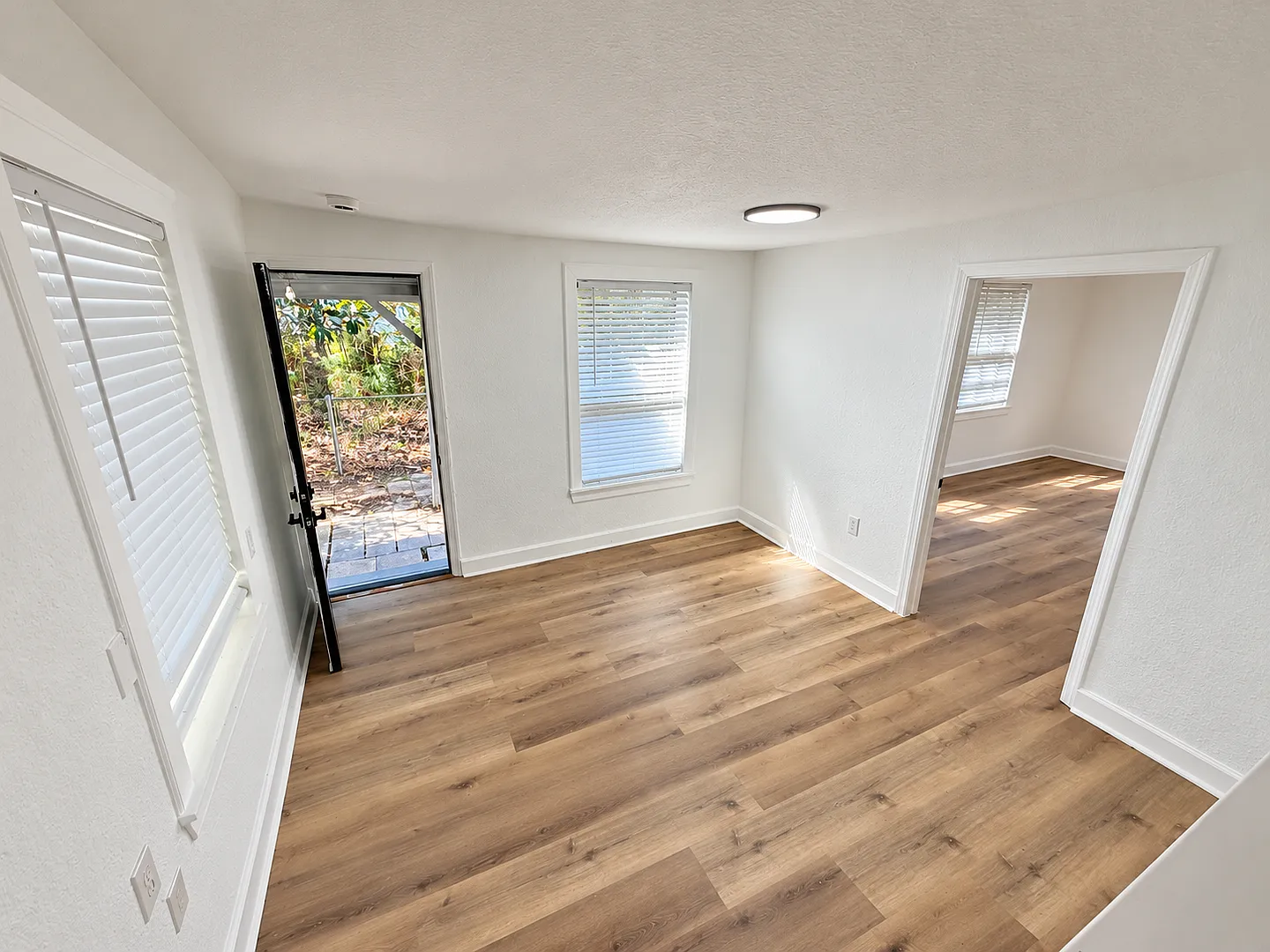 Inviting 3-Bedroom Vidor Home on a 28,837 Sq Ft Lot — Photo 4