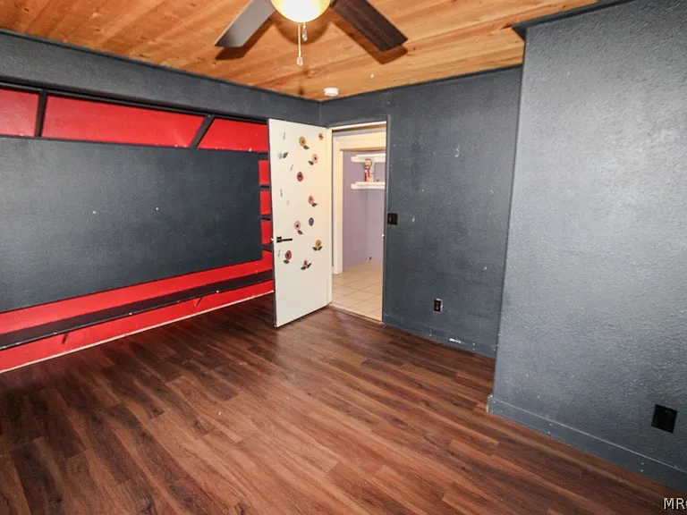 541 Spruce Ln — Photo 10