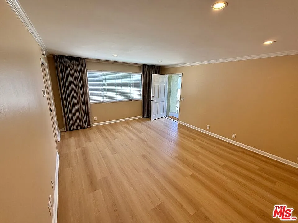 3 bed, 2.0 bath, 1300 sqft, $3,995 — Photo 4
