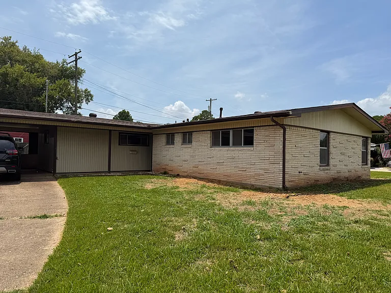 1220 Caroline Dr — Photo 1
