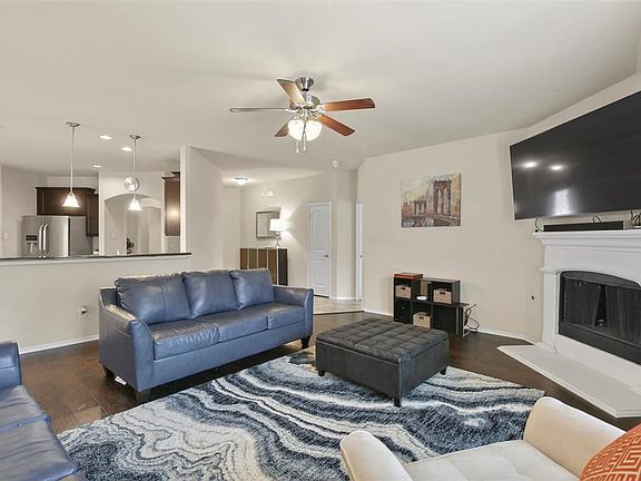 4th image of 825 Lake Woodland Dr