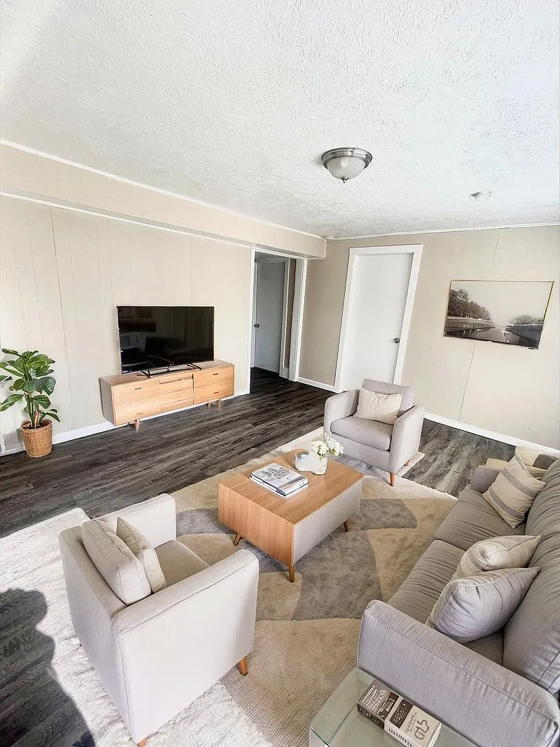 2 Bed 1 Bath Apartment $500 Move In Special — Photo 1