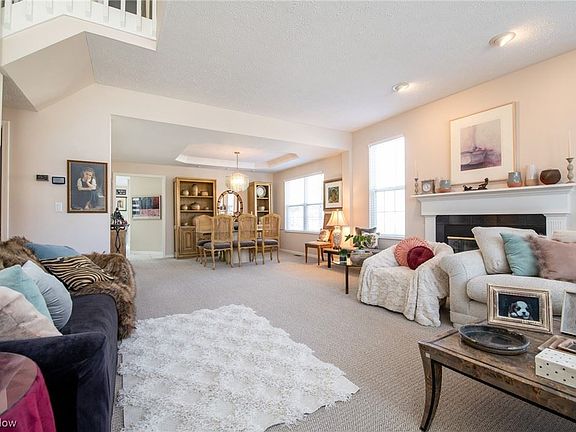 5th image of 300 E Stonebrooke Ct