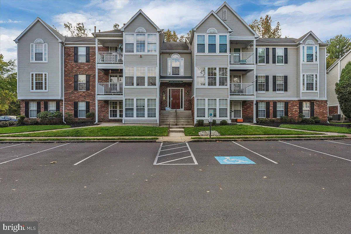 2 bed, 2.0 bath, 1000 sqft, $2,450 — Photo 1
