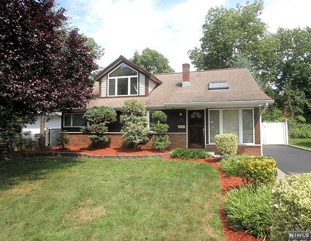 1st image of 31 Greenwich Dr