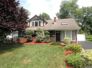 31 Greenwich Dr, Bergenfield, NJ 07621