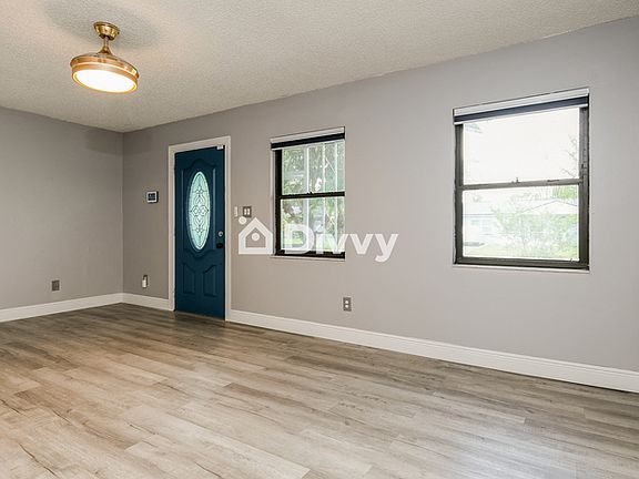 4th image of 105 Poinsettia Dr