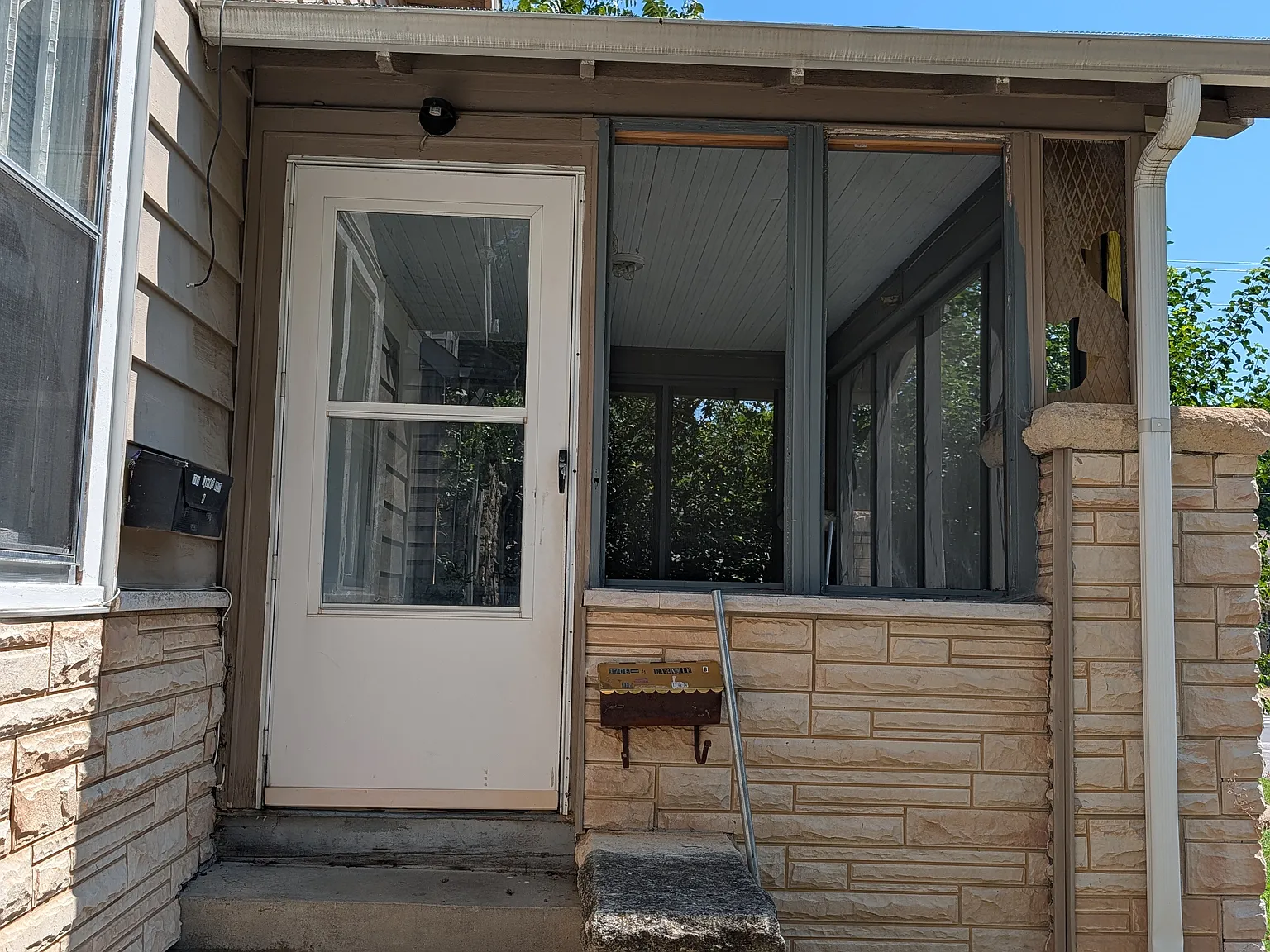 1706 Laramie St — Photo 2