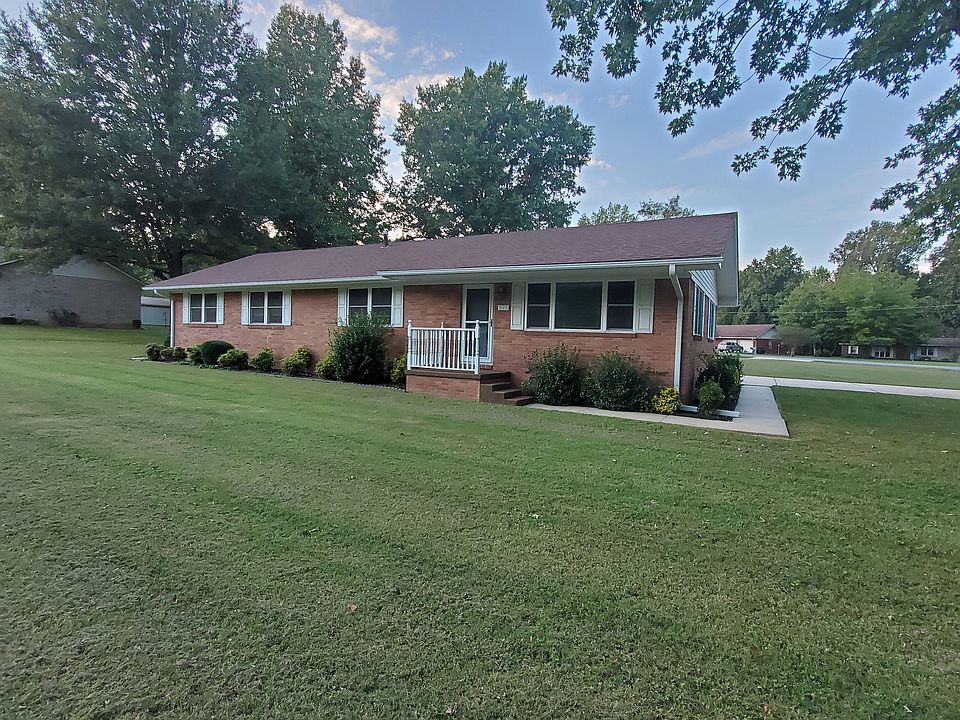 1st image of 925 Dogwood Dr