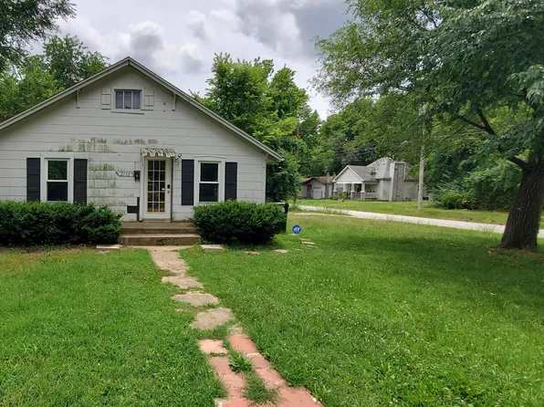 2132 W Calhoun Street, Springfield, MO 65802