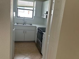 2122 Thomas St, Hollywood, FL
