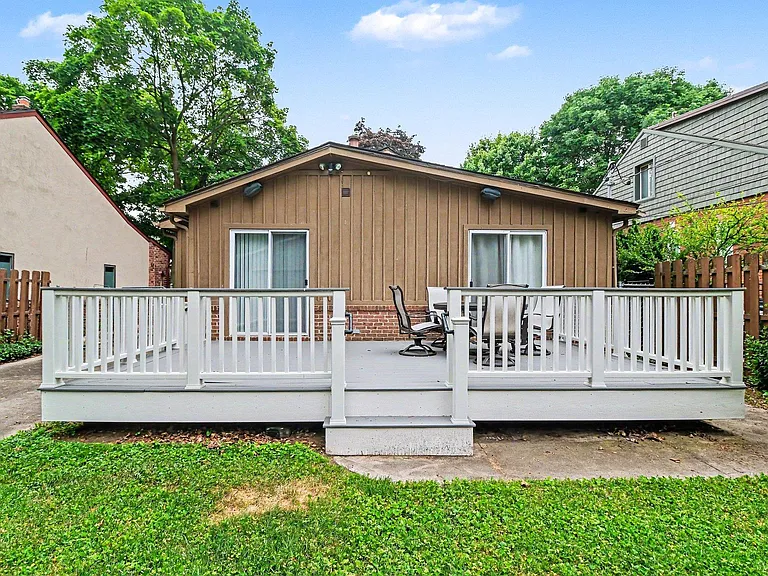 418 Austin Ave — Photo 12