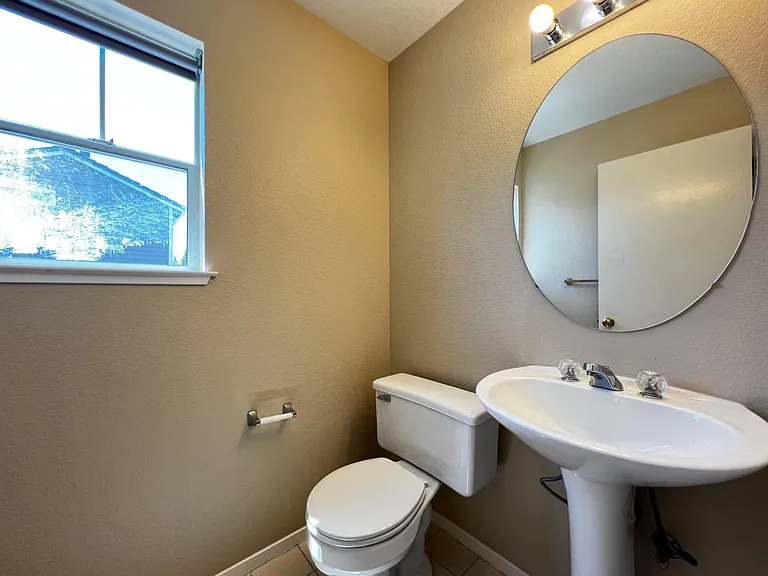124 Northampton Ln — Photo 8