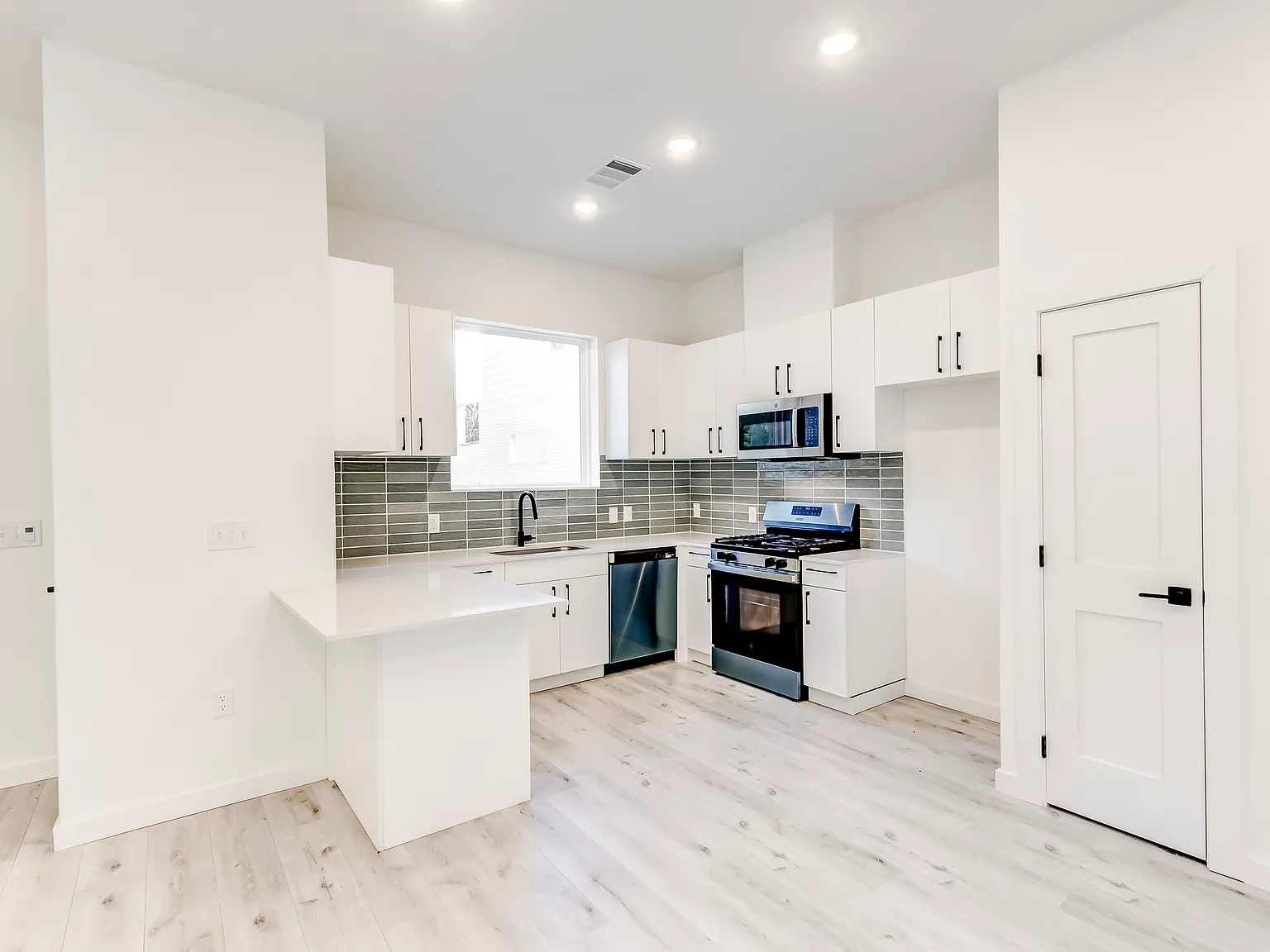 2 bed, 2.5 bath, 1353 sqft, $2,400 — Photo 4
