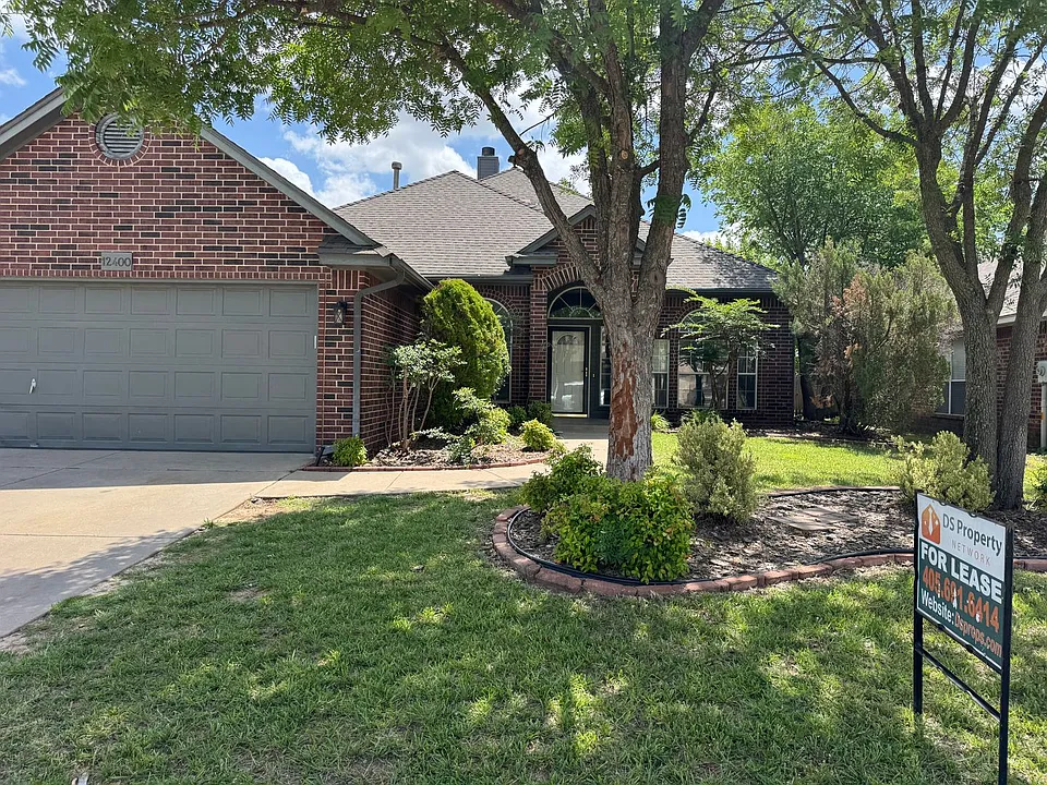 12400 Village Ln
