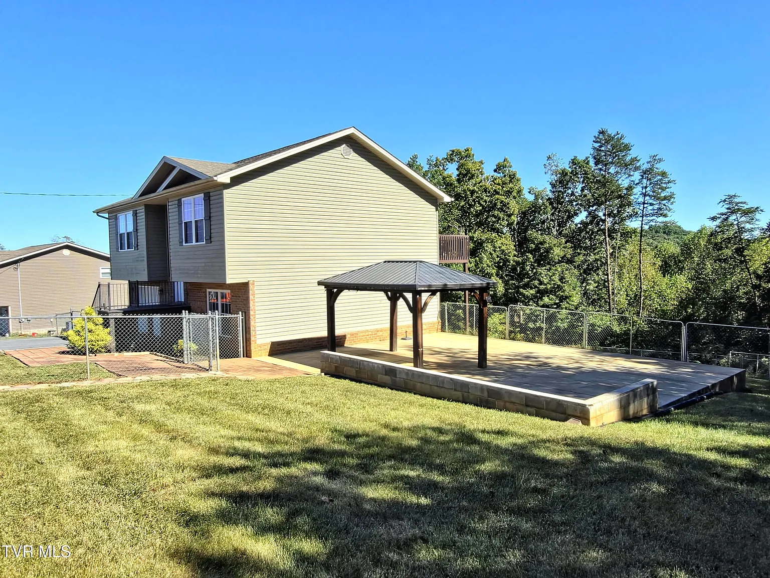 3 bed, 2.5 bath, 1711 sqft, $2,600 — Photo 2