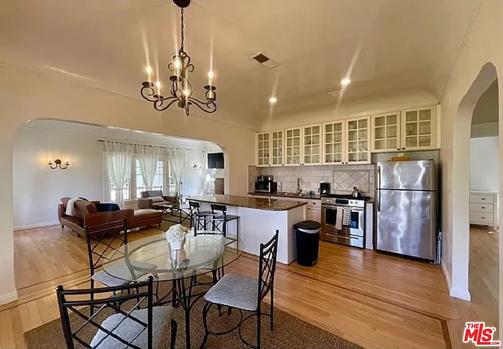 3 bed, 2.0 bath, 2400 sqft, $10,000 — Photo 4