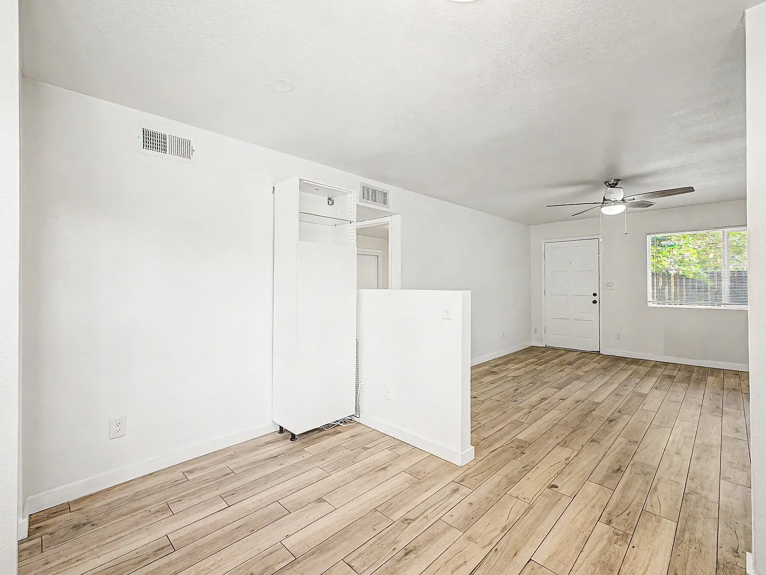 3 bed, 1000 sqft, $1,792 — Photo 4