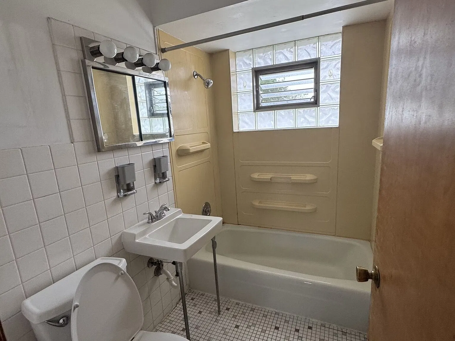 2 bed, 1.0 bath, 900 sqft, $1,375 — Photo 3