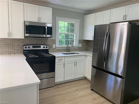 5th image of 332 Sunset Dr