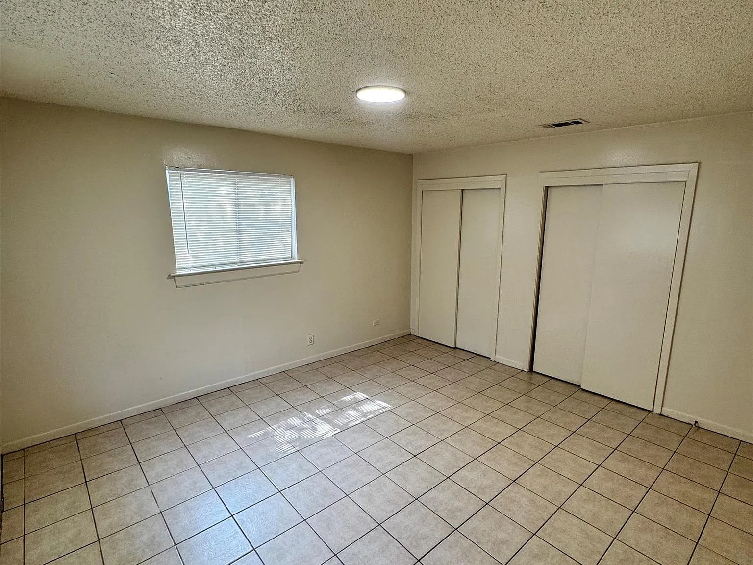 2 bed, 1.0 bath, 1806 sqft, $1,200 — Photo 3
