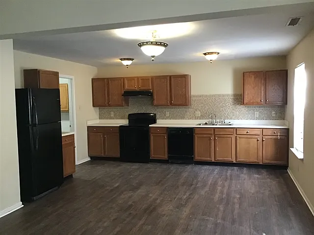 1909 Southernwood Ln — Photo 2