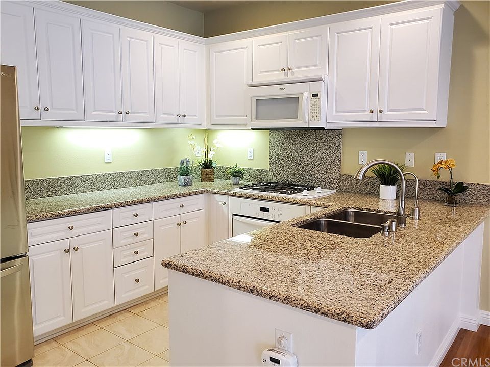 1st image of 1800 Oak St Unit 304