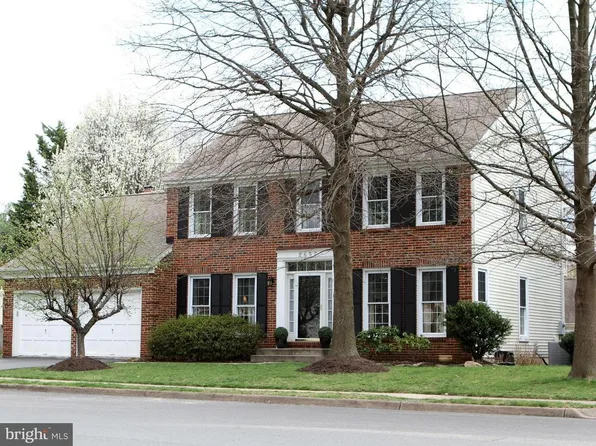 2657 Meadow Hall Dr, Herndon, VA 20171