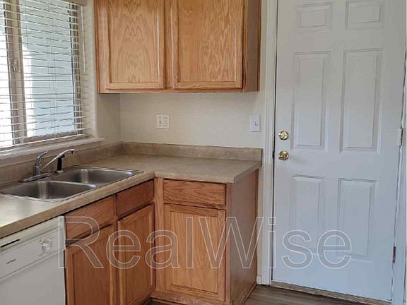 5th image of 224 Henderson Ln