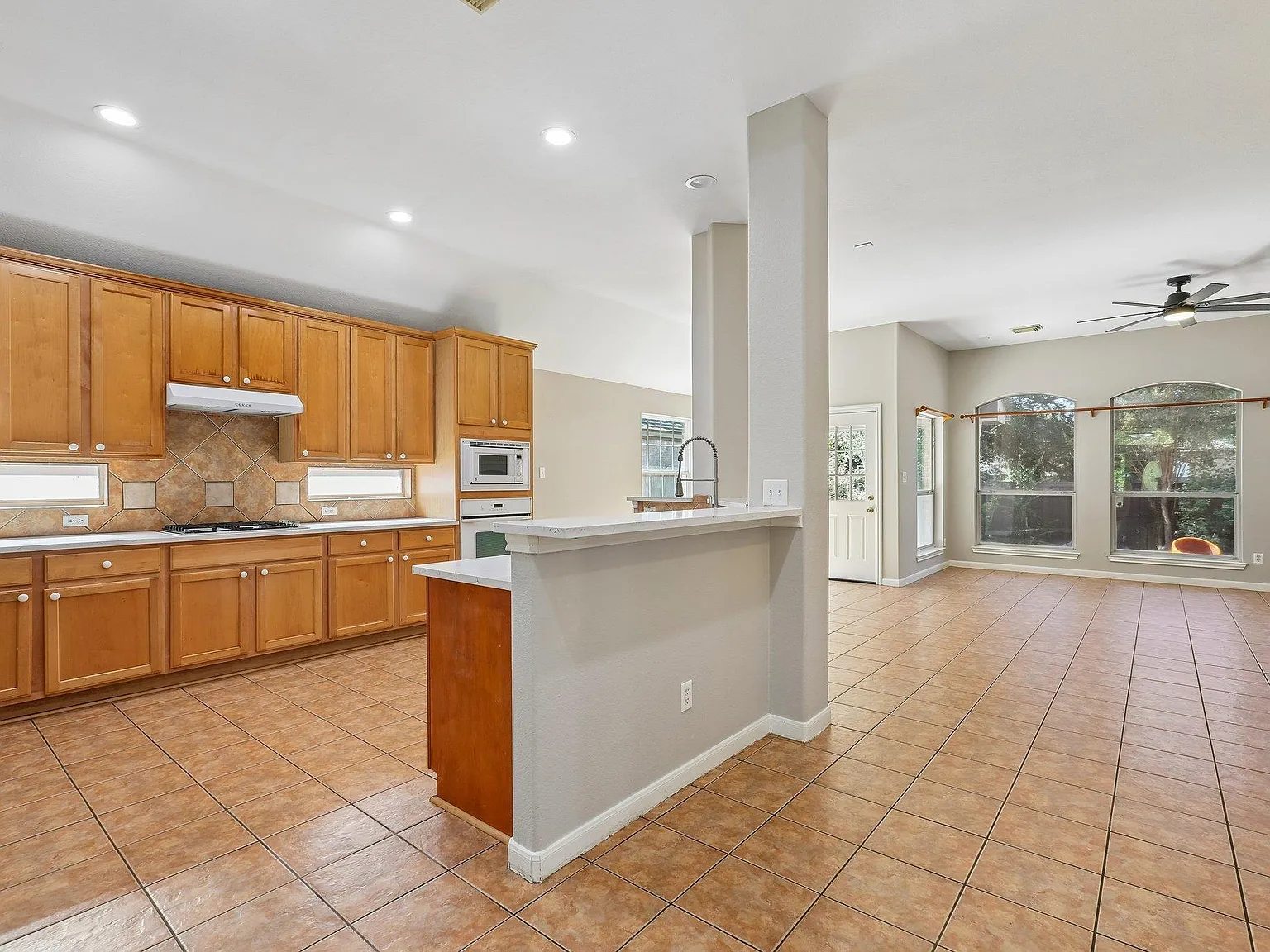 4 bed, 2.5 bath, 2453 sqft, $2,400 — Photo 3