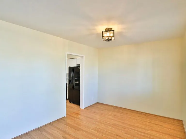 2421 W Anderson Ave — Photo 3
