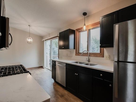 Quartz counters and stainless steel appliances