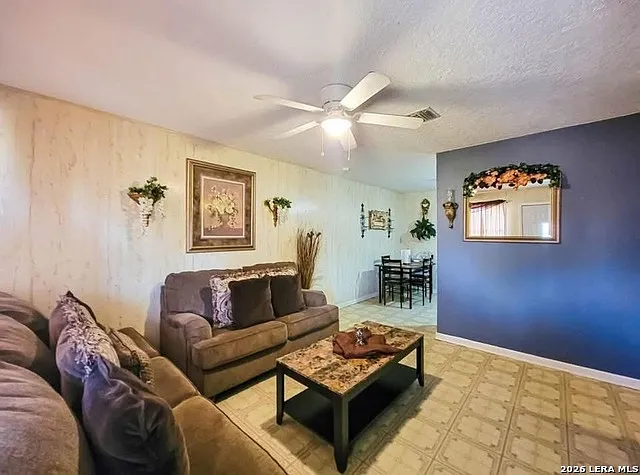 3 bed, 1.0 bath, 1120 sqft, $1,050 — Photo 2