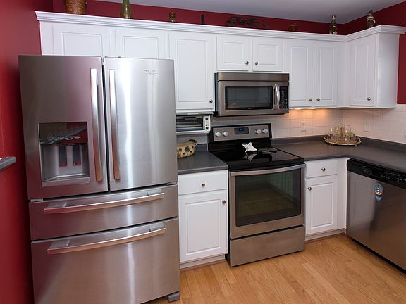 3rd image of 5025 Glen Cove Dr