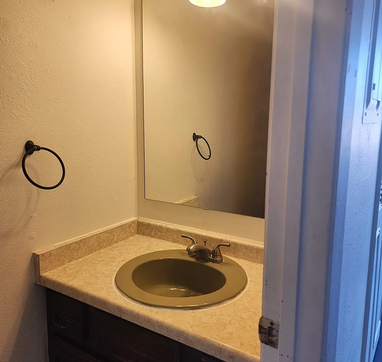 2 bed, 1.5 bath, 987 sqft, $1,200 — Photo 2