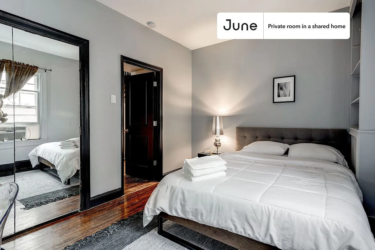 Queen bedroom in 7 bed/3.5 bath home in Woodley Park #115 2B — Photo 2