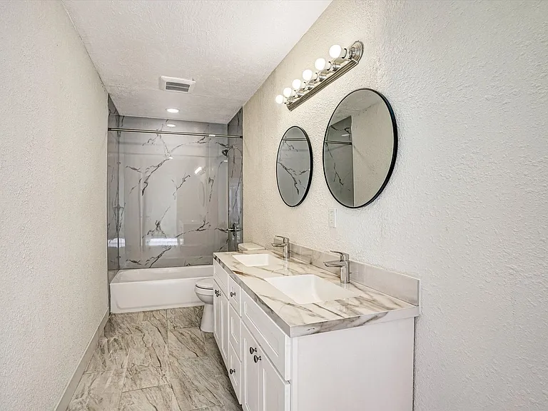 452 Wilshire Ave — Photo 16