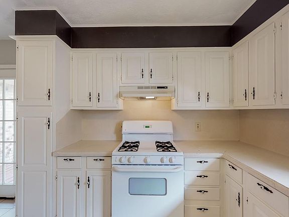5th image of 903 Holleman Dr
