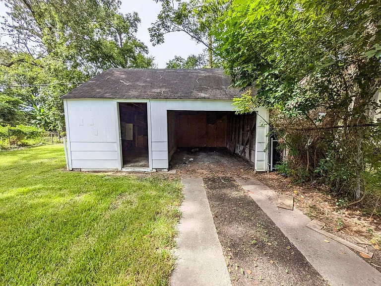 1810 Roberts St — Photo 3