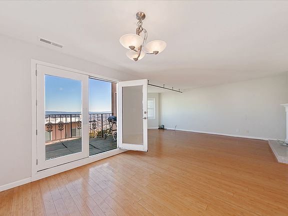 Separate dining area with direct access to the balcony
