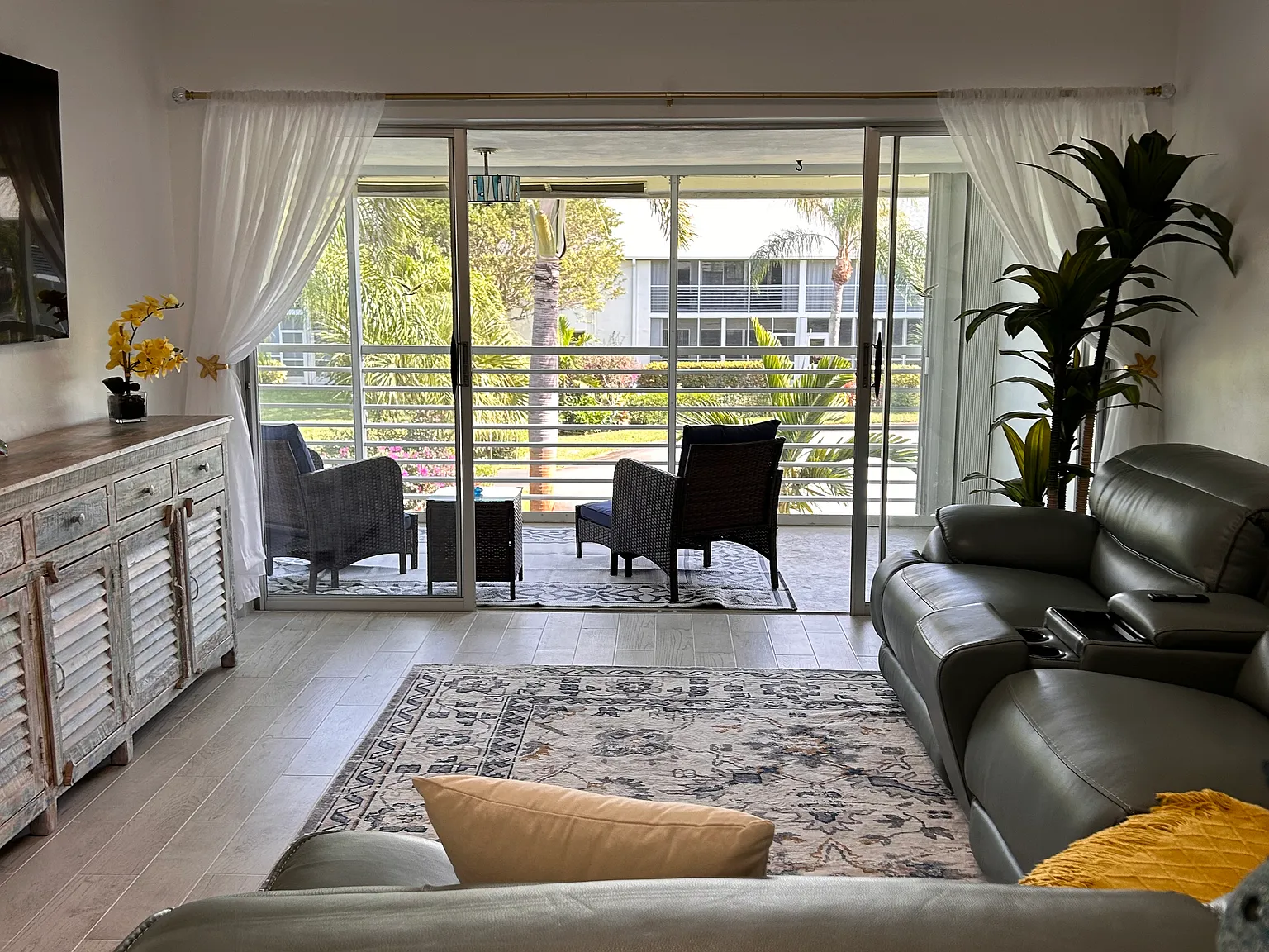 2 bed, 920 sqft, $2,500 — Photo 3