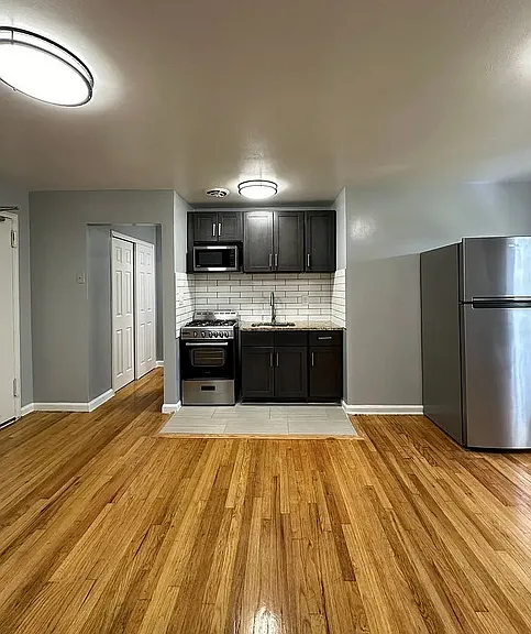 138 E 7th St #7 — Photo 25