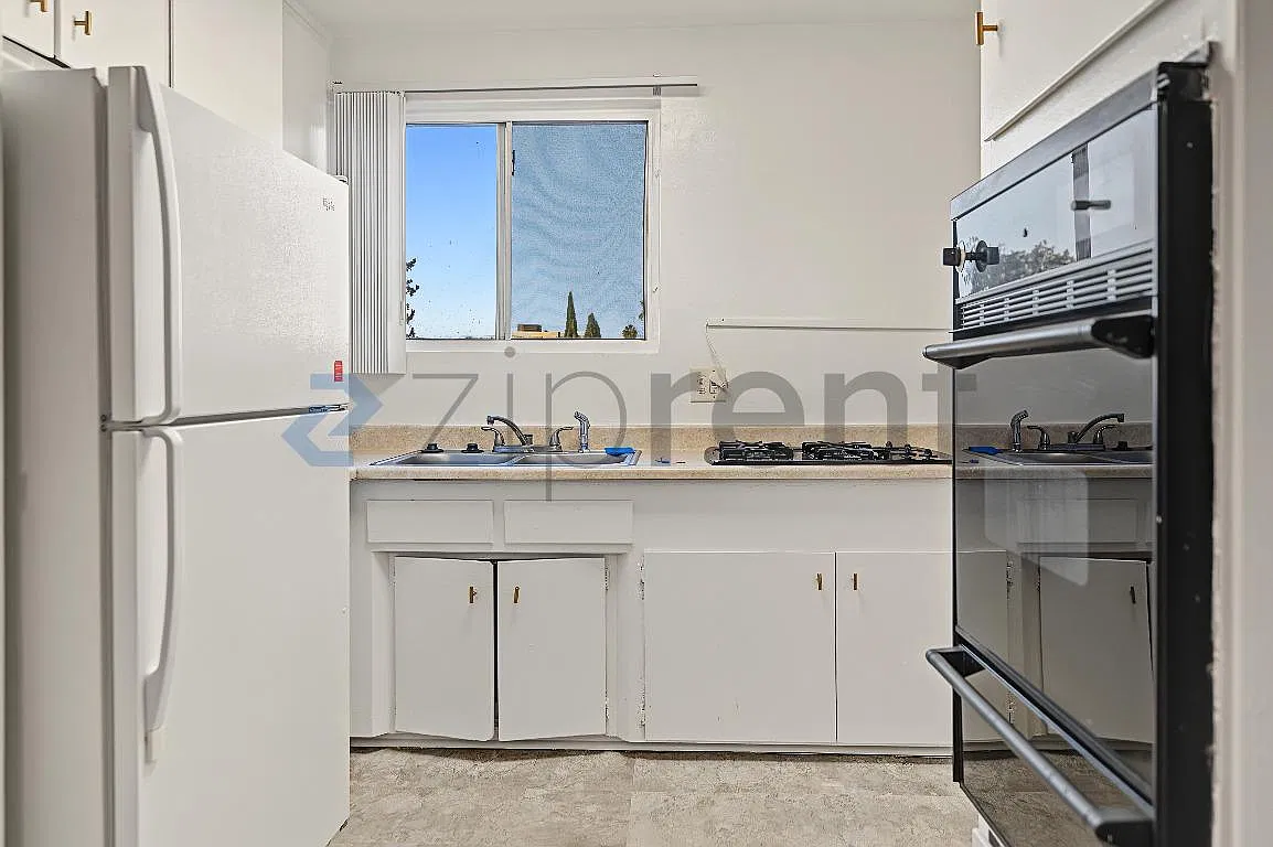 3 bed, 900 sqft, $2,850 — Photo 4