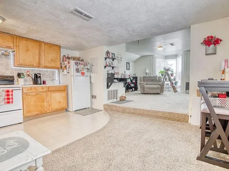 516 E Grand River Ave #2 — Photo 1