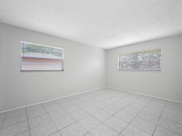 1767 Leo Ln S — Photo 32