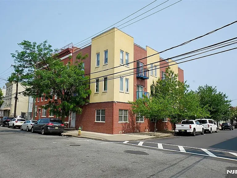 142 Fleming Ave #3B — Photo 1