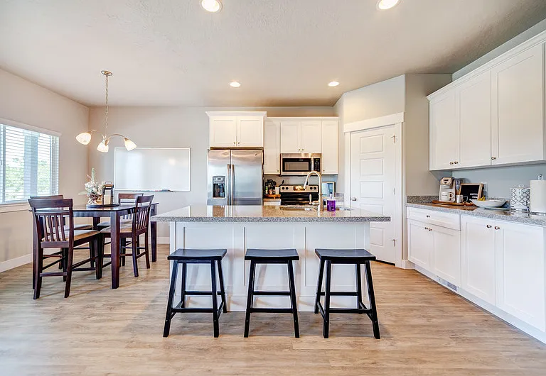 687 S 1840 W #MASTER ROOM — Photo 7