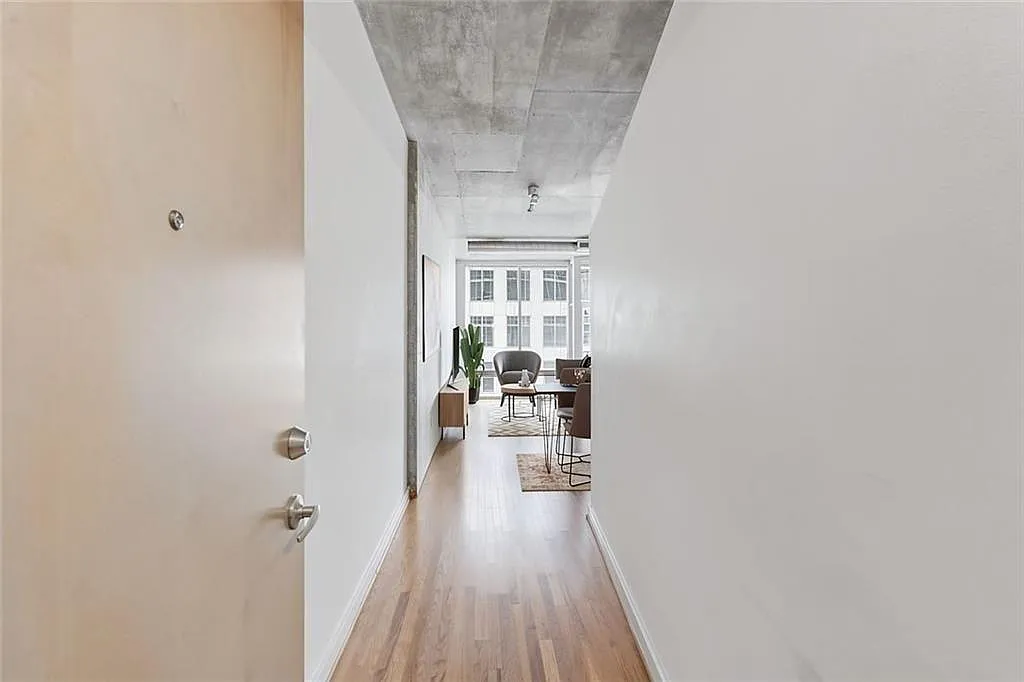 1 bed, 1.0 bath, 696 sqft, $1,900 — Photo 2